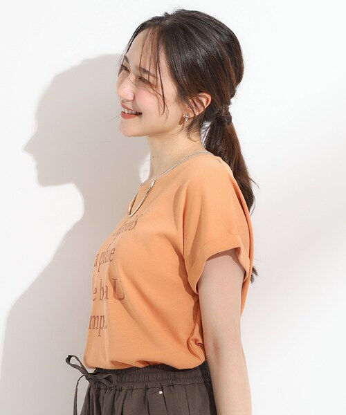 DRESKIP(ドレスキップ)の「【汗ジミ防止/ひんやり/UV】ロゴプリントTシャツ(Tシャツ/カットソー・レディース・ライトオレンジ系/ライトベージュ/オフホワイト/チャコールグレー・01/04/03/02)」の10枚目の写真