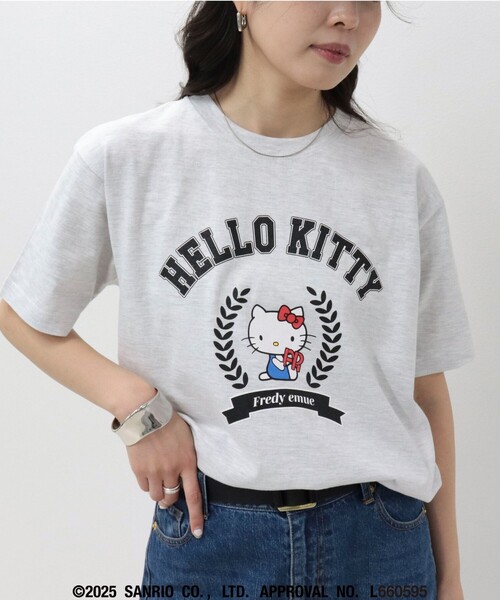 fredy emue(フレディエミュ)の「【HELLO KITTY meet FREDY emue】 カレッジプリントTシャツ(Tシャツ/カットソー・レディース・ベビーピンク/ホワイト/ライトグレー・M)」の2枚目の写真