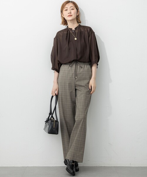 23区(ニジュウサンク)の「【洗える】シアービエラ タックデザイン ブラウス(シャツ/ブラウス・レディース・ダークブラウン系/ブラック系/ブルー系・38)」の6枚目の写真