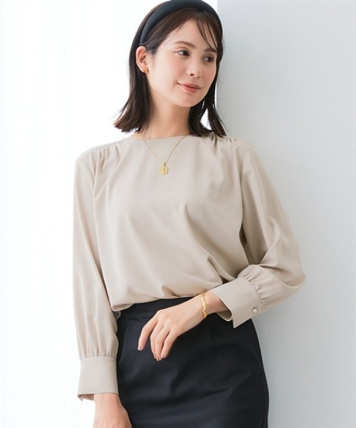 7days Life Styling（セブンデイズライフスタイリング）の「【UVカット/速乾】ストレッチパウダーサテンパール調ボタン肩ギャザー長袖ブラウス（シャツ/ブラウス・レディース・ネイビー/グレイッシュベージュ/オフホワイト・S/3L/LL/L/M）」の3枚目の写真