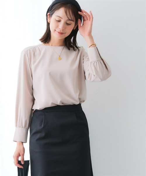 7days Life Styling（セブンデイズライフスタイリング）の「【UVカット/速乾】ストレッチパウダーサテンパール調ボタン肩ギャザー長袖ブラウス（シャツ/ブラウス・レディース・ネイビー/グレイッシュベージュ/オフホワイト・S/3L/LL/L/M）」の6枚目の写真