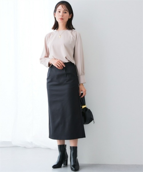 7days Life Styling（セブンデイズライフスタイリング）の「【UVカット/速乾】ストレッチパウダーサテンパール調ボタン肩ギャザー長袖ブラウス（シャツ/ブラウス・レディース・ネイビー/グレイッシュベージュ/オフホワイト・S/3L/LL/L/M）」の7枚目の写真