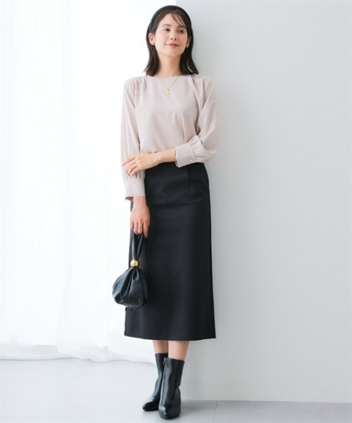 7days Life Styling（セブンデイズライフスタイリング）の「【UVカット/速乾】ストレッチパウダーサテンパール調ボタン肩ギャザー長袖ブラウス（シャツ/ブラウス・レディース・ネイビー/グレイッシュベージュ/オフホワイト・S/3L/LL/L/M）」の8枚目の写真
