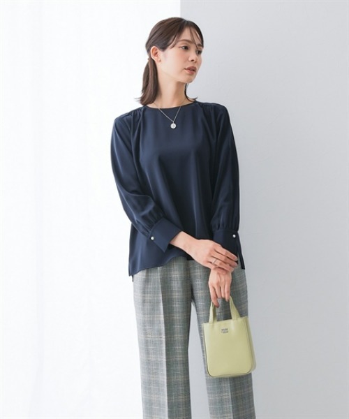 7days Life Styling（セブンデイズライフスタイリング）の「【UVカット/速乾】ストレッチパウダーサテンパール調ボタン肩ギャザー長袖ブラウス（シャツ/ブラウス・レディース・ネイビー/グレイッシュベージュ/オフホワイト・S/3L/LL/L/M）」の9枚目の写真