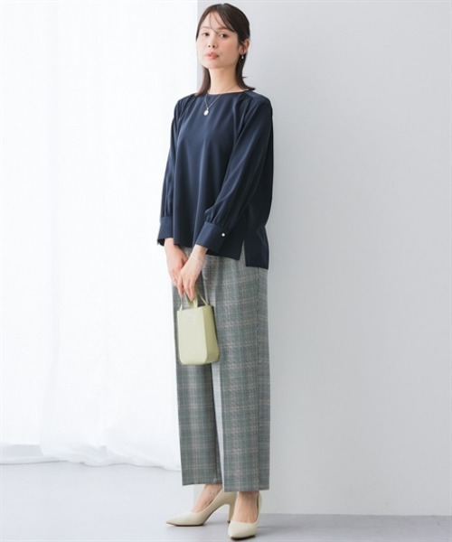 7days Life Styling（セブンデイズライフスタイリング）の「【UVカット/速乾】ストレッチパウダーサテンパール調ボタン肩ギャザー長袖ブラウス（シャツ/ブラウス・レディース・ネイビー/グレイッシュベージュ/オフホワイト・S/3L/LL/L/M）」の10枚目の写真
