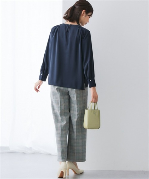 7days Life Styling（セブンデイズライフスタイリング）の「【UVカット/速乾】ストレッチパウダーサテンパール調ボタン肩ギャザー長袖ブラウス（シャツ/ブラウス・レディース・ネイビー/グレイッシュベージュ/オフホワイト・S/3L/LL/L/M）」の11枚目の写真