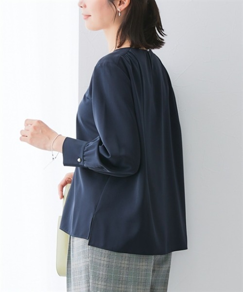 7days Life Styling（セブンデイズライフスタイリング）の「【UVカット/速乾】ストレッチパウダーサテンパール調ボタン肩ギャザー長袖ブラウス（シャツ/ブラウス・レディース・ネイビー/グレイッシュベージュ/オフホワイト・S/3L/LL/L/M）」の12枚目の写真