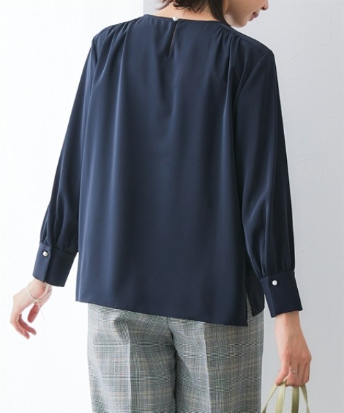 7days Life Styling（セブンデイズライフスタイリング）の「【UVカット/速乾】ストレッチパウダーサテンパール調ボタン肩ギャザー長袖ブラウス（シャツ/ブラウス・レディース・ネイビー/グレイッシュベージュ/オフホワイト・S/3L/LL/L/M）」の13枚目の写真