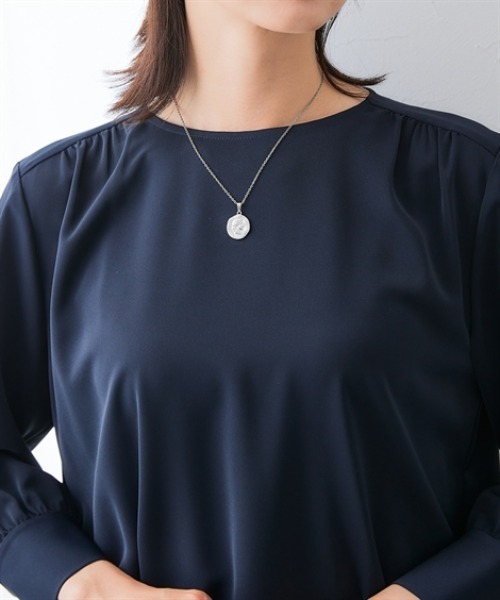 7days Life Styling（セブンデイズライフスタイリング）の「【UVカット/速乾】ストレッチパウダーサテンパール調ボタン肩ギャザー長袖ブラウス（シャツ/ブラウス・レディース・ネイビー/グレイッシュベージュ/オフホワイト・S/3L/LL/L/M）」の14枚目の写真