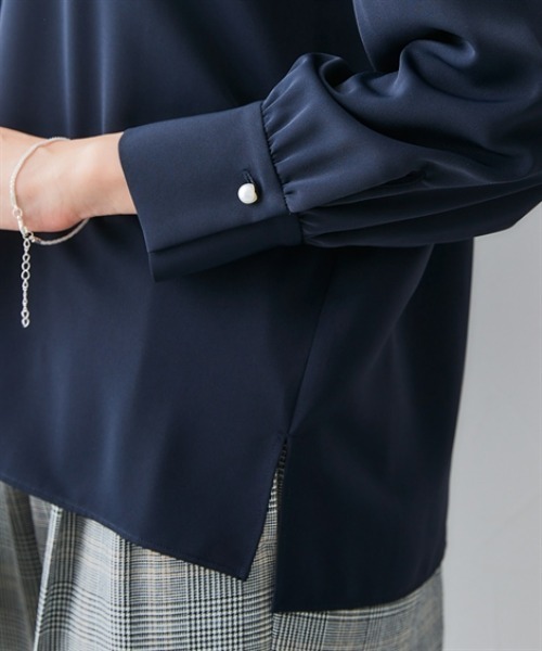 7days Life Styling（セブンデイズライフスタイリング）の「【UVカット/速乾】ストレッチパウダーサテンパール調ボタン肩ギャザー長袖ブラウス（シャツ/ブラウス・レディース・ネイビー/グレイッシュベージュ/オフホワイト・S/3L/LL/L/M）」の15枚目の写真