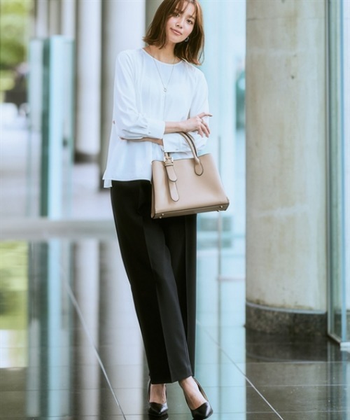 7days Life Styling（セブンデイズライフスタイリング）の「【UVカット/速乾】ストレッチパウダーサテンパール調ボタン肩ギャザー長袖ブラウス（シャツ/ブラウス・レディース・ネイビー/グレイッシュベージュ/オフホワイト・S/3L/LL/L/M）」の4枚目の写真