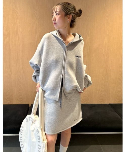 emmi（エミ）の「emmiロゴジップアップダンボールフーディ（パーカー・レディース・グレー/ブラウン/ネイビー・F）」の2枚目の写真