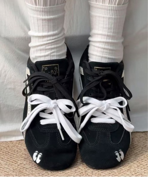 SHEPP（シープ）の「ワンポイント 刺繍 配色 ローカット スニーカー / ラインスニーカー 軽量（スニーカー・レディース・ピンク/レッド/ブラウン/ブラック・L/M）」の2枚目の写真