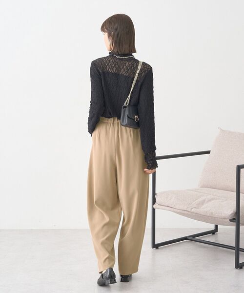 earth music&ecology（アースミュージックアンドエコロジー）の「タックコクーンパンツ（その他パンツ・レディース・ベージュ/ブラック/チャコールグレー・S/M）」の14枚目の写真