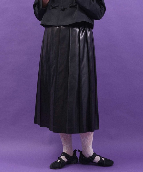 I am I in fact...(アイアムアイインファクト)の「LEATHER LIKE pleats skirt(スカート・レディース・ブラック・FREE)」の2枚目の写真
