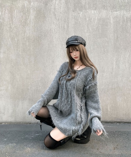 VEILA(ヴェイラ)の「フリンジレースアップケーブルニットプルオーバー(ニット/セーター・レディース・グレー/ライトベージュ・フリー)」の13枚目の写真