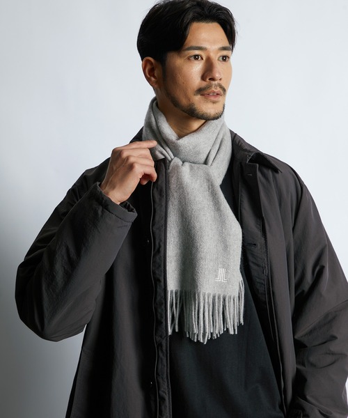 LANVIN en Bleu（ランバンオンブルー）の「ワンポイントロゴ カシミヤマフラー（マフラー・メンズ・ブラック/グレイッシュベージュ/チャコールグレー/ライトグレー・FREE）」の3枚目の写真