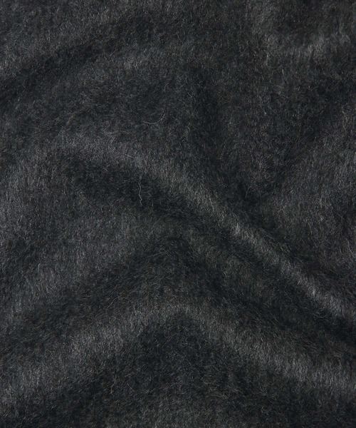 LANVIN en Bleu（ランバンオンブルー）の「ワンポイントロゴ カシミヤマフラー（マフラー・メンズ・ブラック/グレイッシュベージュ/チャコールグレー/ライトグレー・FREE）」の5枚目の写真