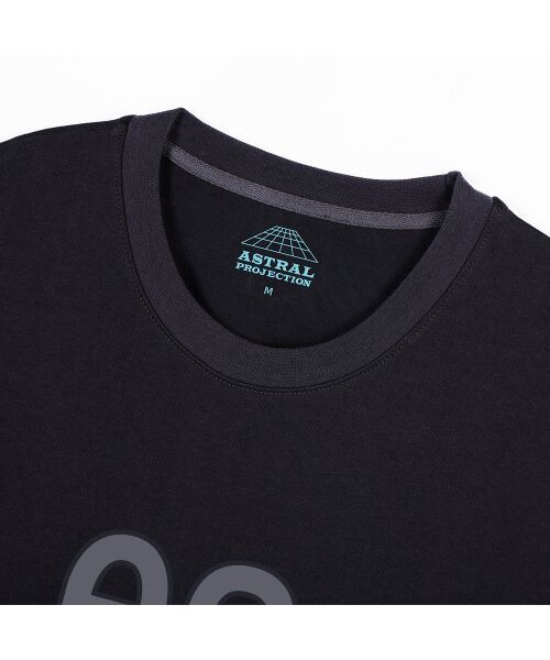 ASTRAL PROJECTION(アストラルプロジェクション)の「エイピーエイピー オーバーサイズ ロングスリーブTシャツ_チャコール(Tシャツ/カットソー・メンズ・その他・MEDIUM/X-LARGE/LARGE)」の3枚目の写真
