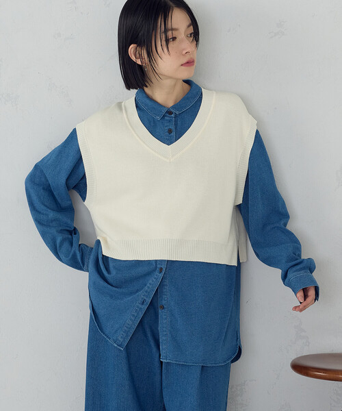 COMME CA ISM（コムサイズム）の「Vネックニットベスト（ベスト・レディース・チャコール/サックスブルー/グリーン/オフホワイト・FREE）」の2枚目の写真