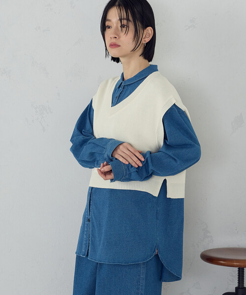 COMME CA ISM（コムサイズム）の「Vネックニットベスト（ベスト・レディース・チャコール/サックスブルー/グリーン/オフホワイト・FREE）」の10枚目の写真