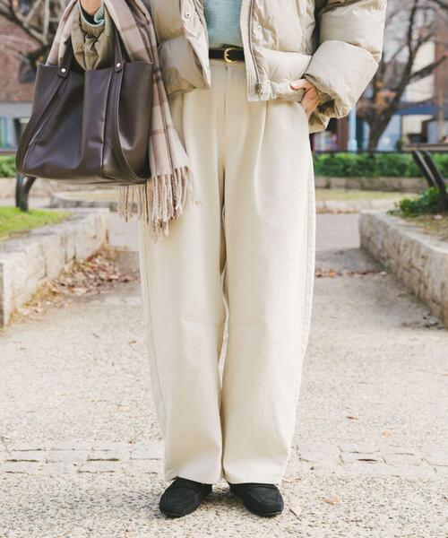 ITEMS URBANRESEARCH（アイテムズ アーバンリサーチ）の「バレルレッグパンツ（その他パンツ・レディース・ブラウン/ホワイト系その他・FREE）」の3枚目の写真