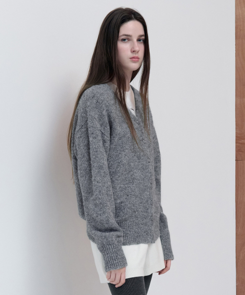 ROLAROLA(ロラロラ)の「HAIRY V NECK LOOSE FIT CARDIGAN GRAY(カーディガン/ボレロ・レディース・グレー・FREE)」の2枚目の写真