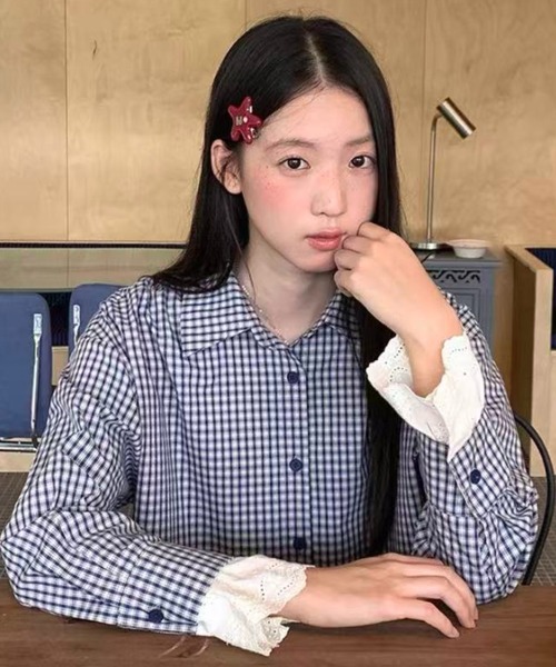 Achic(アシック)の「レース付きチェックシャツ(シャツ/ブラウス・レディース・ブルー・M)」の5枚目の写真