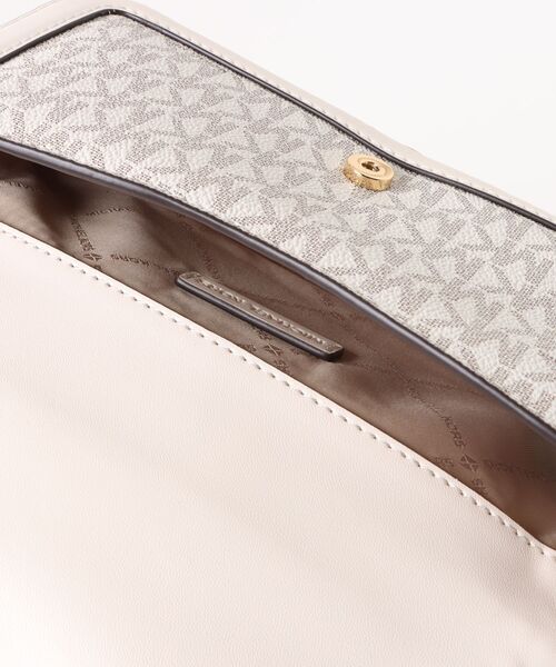 MICHAEL KORS（マイケルコース）の「SOHO SM CONV POUCHETTE XBODY クロスボディ（ショルダーバッグ・レディース・ベージュ系その他・FREE）」の4枚目の写真