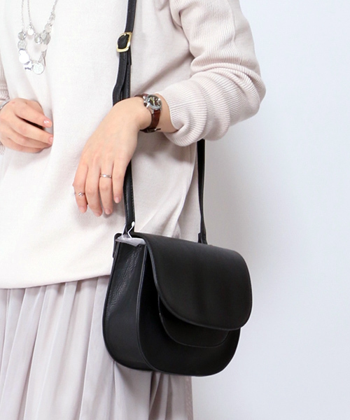 LBC（エルビーシー）の「半円ショルダー            （ショルダーバッグ・レディース・オフホワイト/ライトブラウン/ブラック/ベージュ・ONE SIZE）」の3枚目の写真