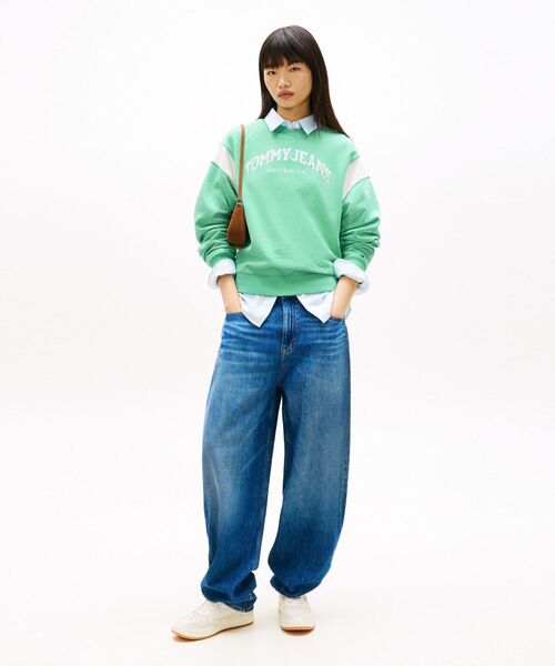 tommy jeans（トミー ジーンズ）の「ボクシーバーシティクルーネックトレーナー（スウェット・レディース・グリーン・X-SMALL/SMALL/MEDIUM）」の3枚目の写真