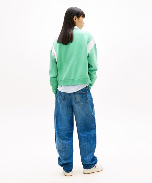 tommy jeans（トミー ジーンズ）の「ボクシーバーシティクルーネックトレーナー（スウェット・レディース・グリーン・X-SMALL/SMALL/MEDIUM）」の4枚目の写真