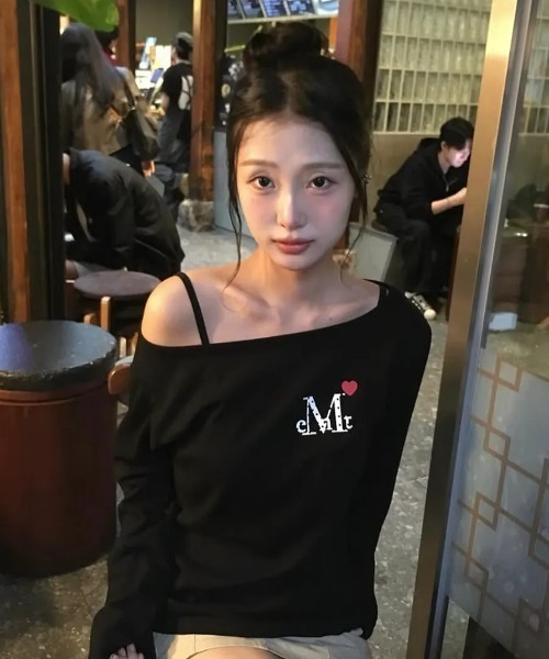 MUCENT（ムセント）の「◇MUCENT◇ブランド直輸入正規品/LOVRITS MINI HEART LOGO ONE SHOULDER T ラブリッツミニハートロゴワンショルダー長袖Tシャツ（Tシャツ/カットソー・レディース・ブラック/ホワイト・FREE）」の2枚目の写真