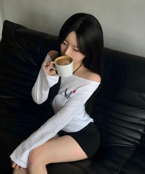 MUCENT（ムセント）の「◇MUCENT◇ブランド直輸入正規品/LOVRITS MINI HEART LOGO ONE SHOULDER T ラブリッツミニハートロゴワンショルダー長袖Tシャツ（Tシャツ/カットソー・レディース・ブラック/ホワイト・FREE）」の10枚目の写真