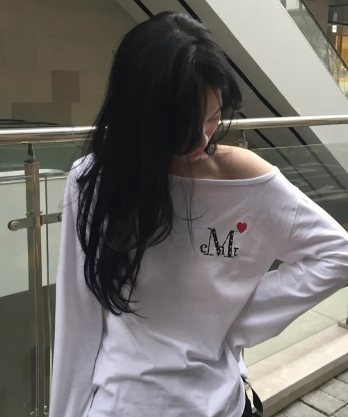 MUCENT（ムセント）の「◇MUCENT◇ブランド直輸入正規品/LOVRITS MINI HEART LOGO ONE SHOULDER T ラブリッツミニハートロゴワンショルダー長袖Tシャツ（Tシャツ/カットソー・レディース・ブラック/ホワイト・FREE）」の11枚目の写真