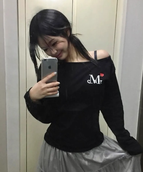 MUCENT（ムセント）の「◇MUCENT◇ブランド直輸入正規品/LOVRITS MINI HEART LOGO ONE SHOULDER T ラブリッツミニハートロゴワンショルダー長袖Tシャツ（Tシャツ/カットソー・レディース・ブラック/ホワイト・FREE）」の7枚目の写真