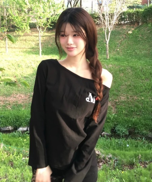 MUCENT（ムセント）の「◇MUCENT◇ブランド直輸入正規品/LOVRITS MINI HEART LOGO ONE SHOULDER T ラブリッツミニハートロゴワンショルダー長袖Tシャツ（Tシャツ/カットソー・レディース・ブラック/ホワイト・FREE）」の3枚目の写真