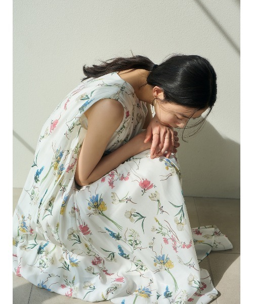 anuans（アニュアンス）の「フローラルモチーフプリントワンピース（ワンピース・レディース・ライトベージュ/ネイビー/ホワイト・MEDIUM/SMALL）」の12枚目の写真