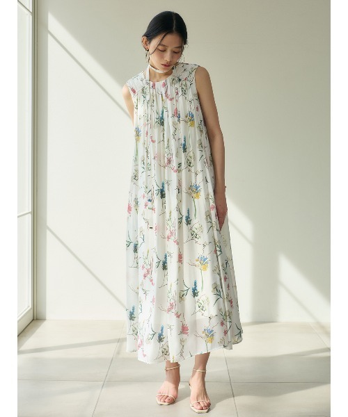 anuans（アニュアンス）の「フローラルモチーフプリントワンピース（ワンピース・レディース・ライトベージュ/ネイビー/ホワイト・MEDIUM/SMALL）」の4枚目の写真