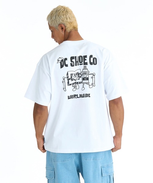 DC SHOES(ディーシーシューズ)の「DC SHOES メンズ 26 PLAY BUDDY SS Tシャツ 【2026年春夏モデル】/バックプリント半袖Tシャツ(Tシャツ/カットソー・メンズ・ホワイト/ブラック/ブラック系その他・MEDIUM/LARGE/X-LARGE)」の1枚目の写真