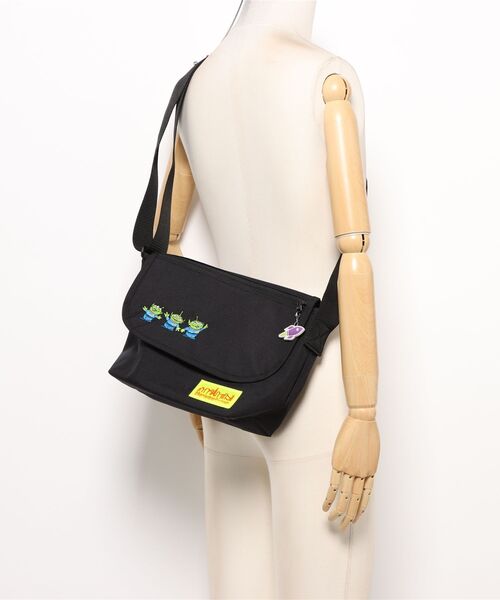 Manhattan Portage(マンハッタンポーテージ)の「Nylon Messenger Bag (SM) FZP MGNT / TOY STORY ALIENS(メッセンジャーバッグ・レディース・ブラック・SMALL)」の19枚目の写真