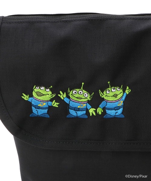 Manhattan Portage(マンハッタンポーテージ)の「Nylon Messenger Bag (SM) FZP MGNT / TOY STORY ALIENS(メッセンジャーバッグ・レディース・ブラック・SMALL)」の10枚目の写真