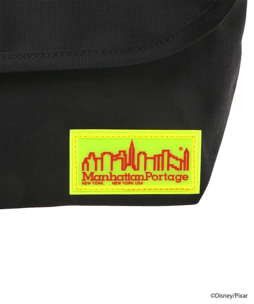Manhattan Portage(マンハッタンポーテージ)の「Nylon Messenger Bag (SM) FZP MGNT / TOY STORY ALIENS(メッセンジャーバッグ・レディース・ブラック・SMALL)」の11枚目の写真