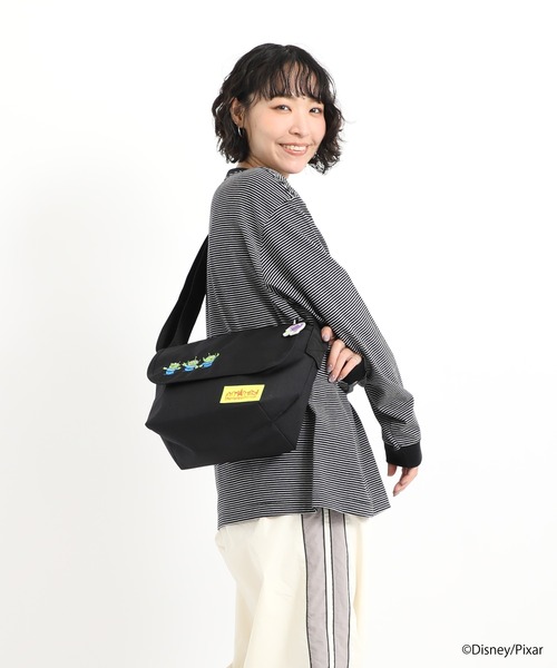 Manhattan Portage(マンハッタンポーテージ)の「Nylon Messenger Bag (SM) FZP MGNT / TOY STORY ALIENS(メッセンジャーバッグ・レディース・ブラック・SMALL)」の12枚目の写真