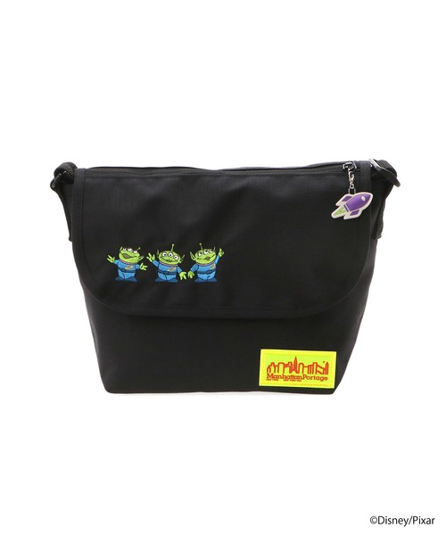 Manhattan Portage(マンハッタンポーテージ)の「Nylon Messenger Bag (SM) FZP MGNT / TOY STORY ALIENS(メッセンジャーバッグ・レディース・ブラック・SMALL)」の2枚目の写真