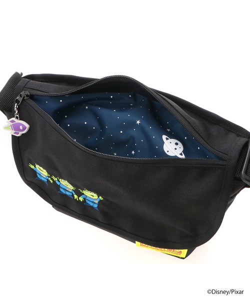 Manhattan Portage(マンハッタンポーテージ)の「Nylon Messenger Bag (SM) FZP MGNT / TOY STORY ALIENS(メッセンジャーバッグ・レディース・ブラック・SMALL)」の7枚目の写真