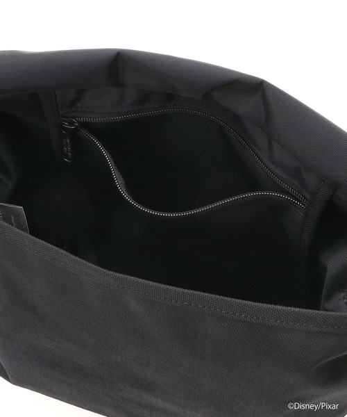 Manhattan Portage(マンハッタンポーテージ)の「Nylon Messenger Bag (SM) FZP MGNT / TOY STORY ALIENS(メッセンジャーバッグ・レディース・ブラック・SMALL)」の8枚目の写真