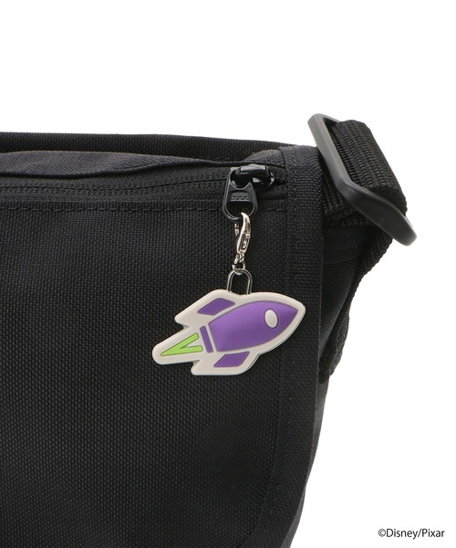 Manhattan Portage(マンハッタンポーテージ)の「Nylon Messenger Bag (SM) FZP MGNT / TOY STORY ALIENS(メッセンジャーバッグ・レディース・ブラック・SMALL)」の9枚目の写真