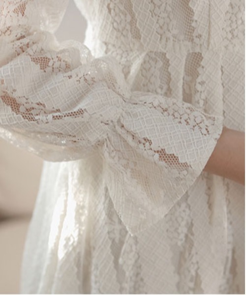 &soiree(アンドソワレ)の「フリルカラーシアーレース長袖ワンピース(ワンピース・レディース・ホワイト・X-LARGE/LARGE/MEDIUM/SMALL)」の6枚目の写真