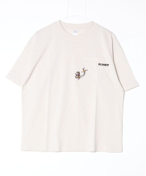 Disney(ディズニー)の「【DISNEY/ディズニー】TOYSTORY/トイ・ストーリー5 SLINKY ポケット刺繍 半袖Tシャツ / 2026年Movie Tee(ユニセックス)(Tシャツ/カットソー・メンズ・アイボリー/スミクロ・M/L/LL)」の4枚目の写真